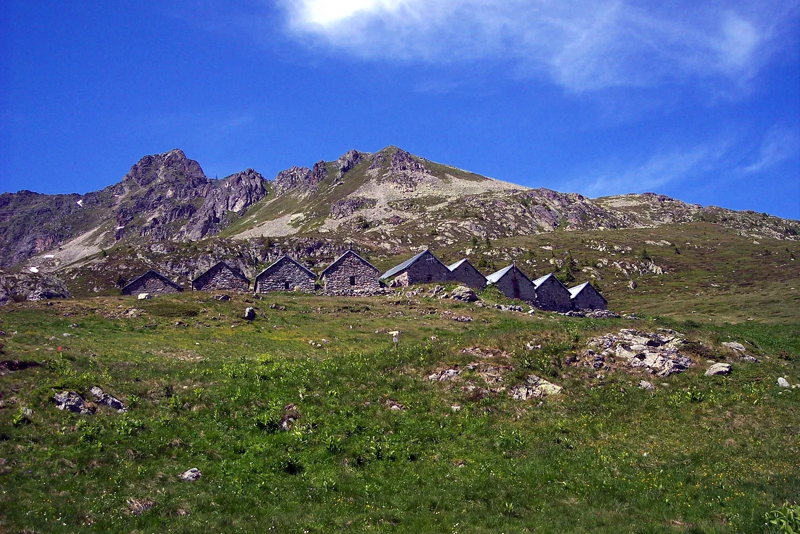 Chalets d'alpage en pierre en été, photo prise à Vallorcine (image d'illustration)