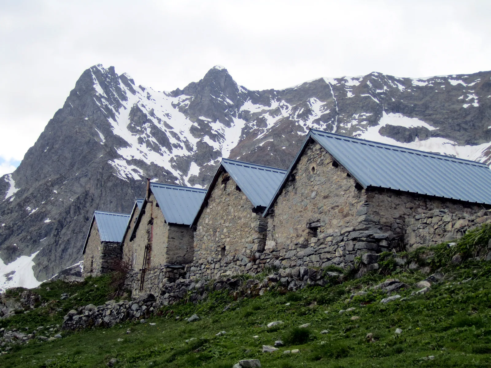 Chalets de pierre en montagne à Vallorcine — image d'illustration