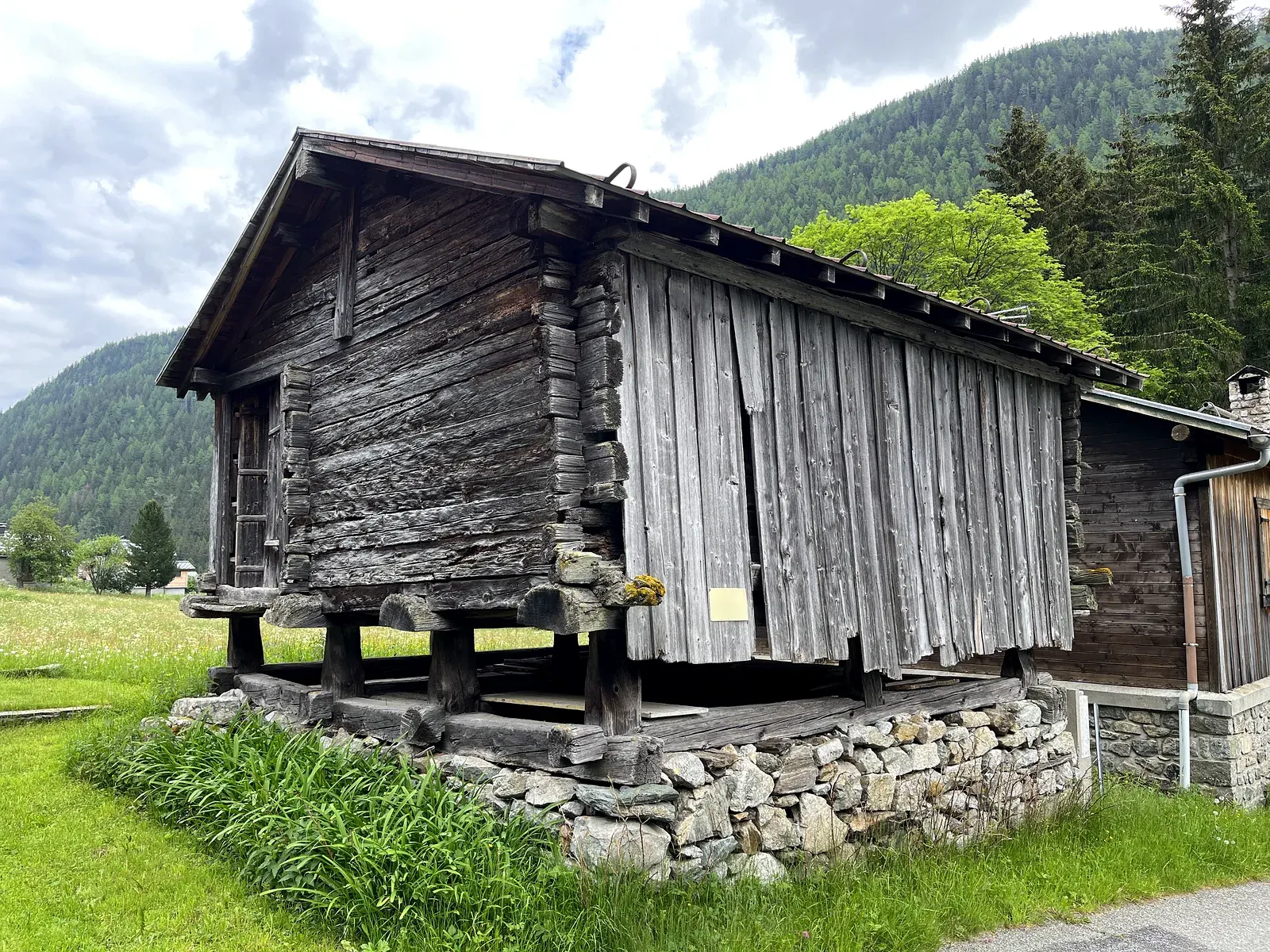Grenier traditionnel en bois (mazot) à Vallorcine