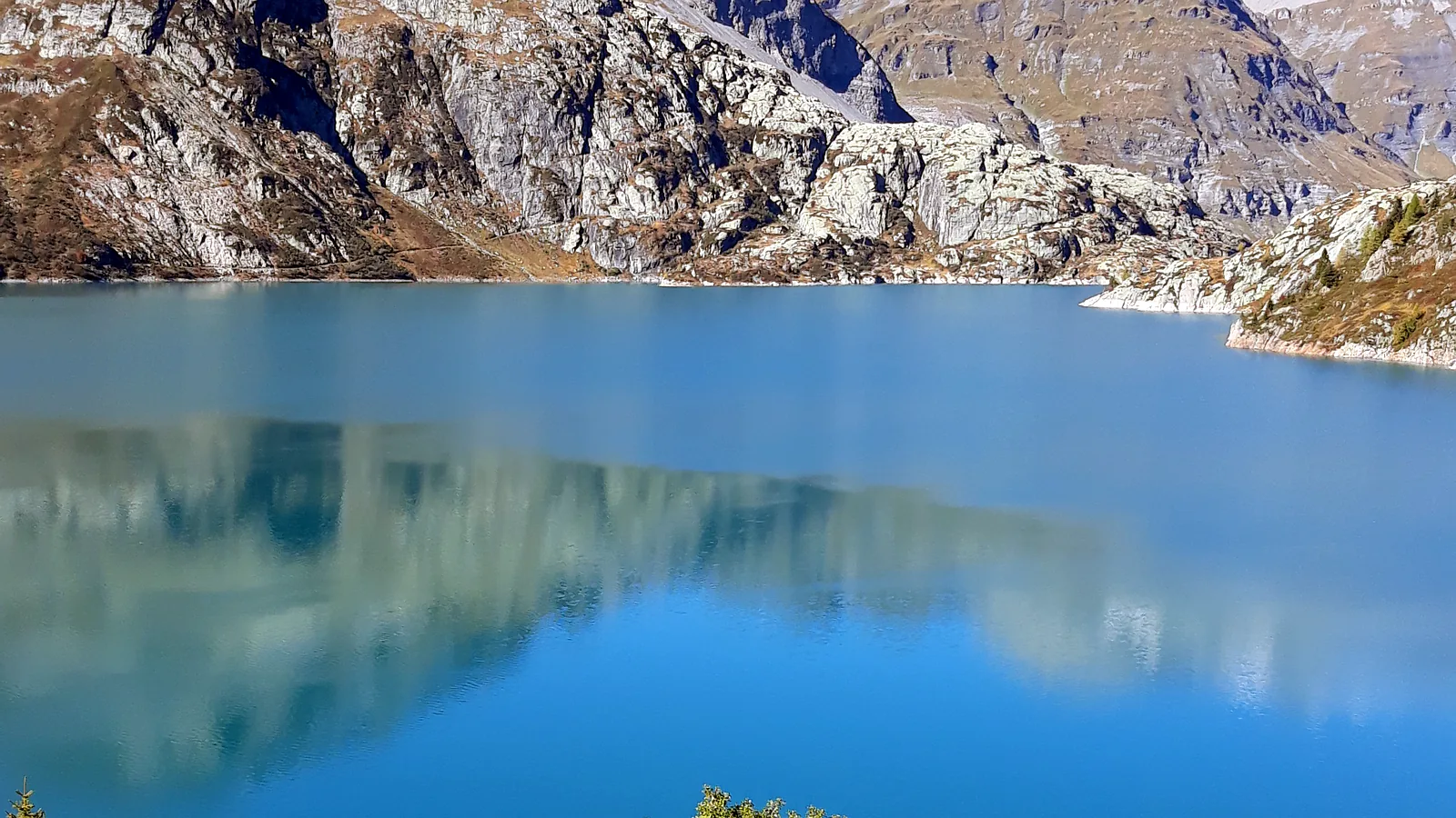 Le lac d'Emosson en automne, au-dessus de Vallorcine
