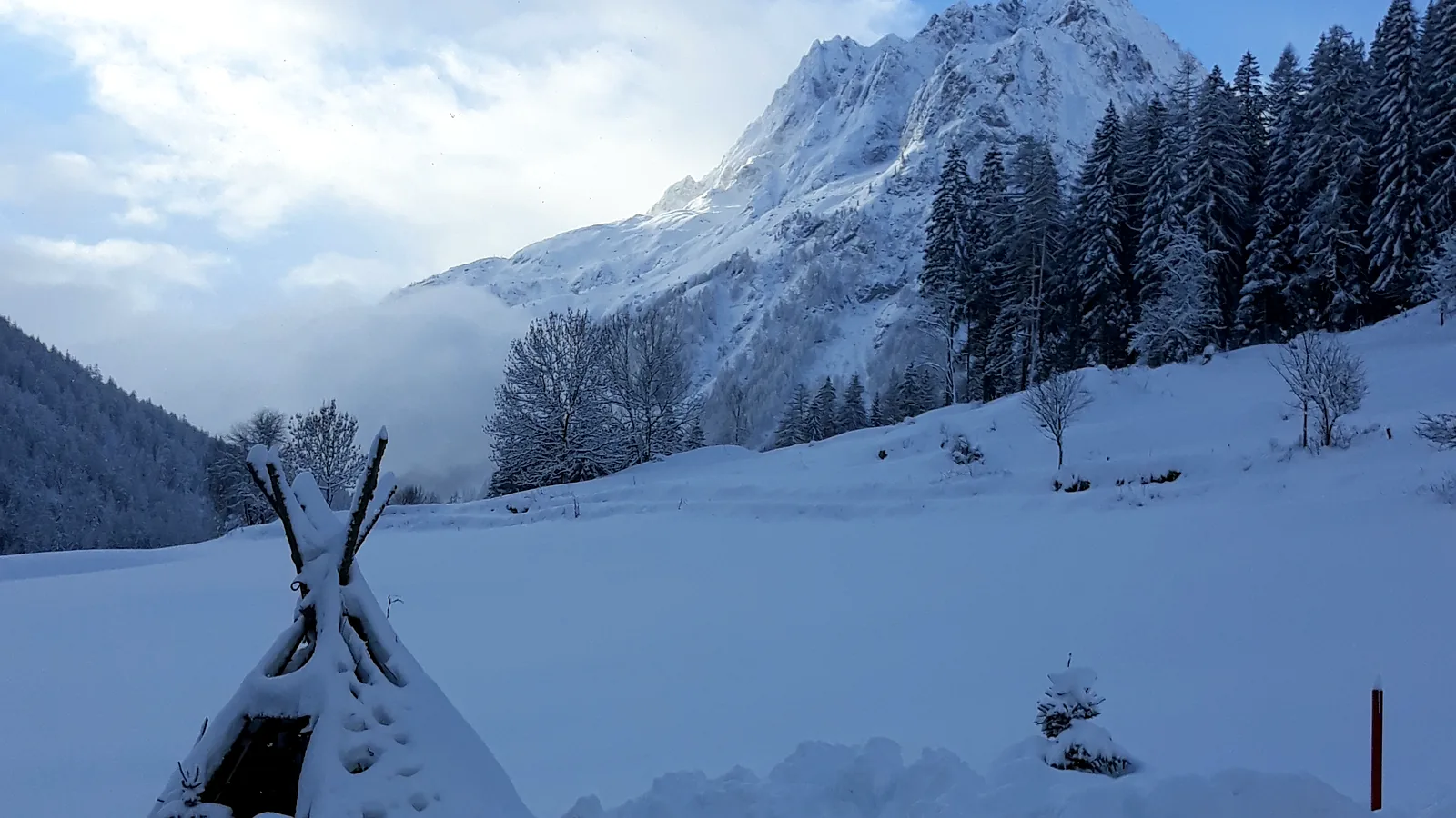 Première neige de la saison sur les montagnes de Vallorcine