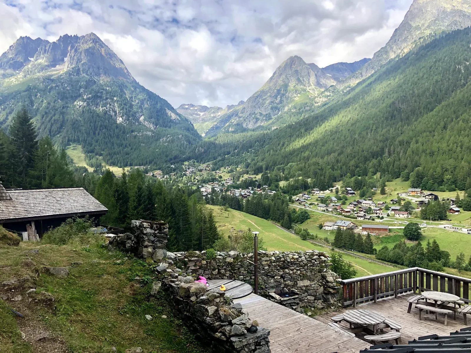 Terrasse de chalet face à la vallée de Vallorcine, en été