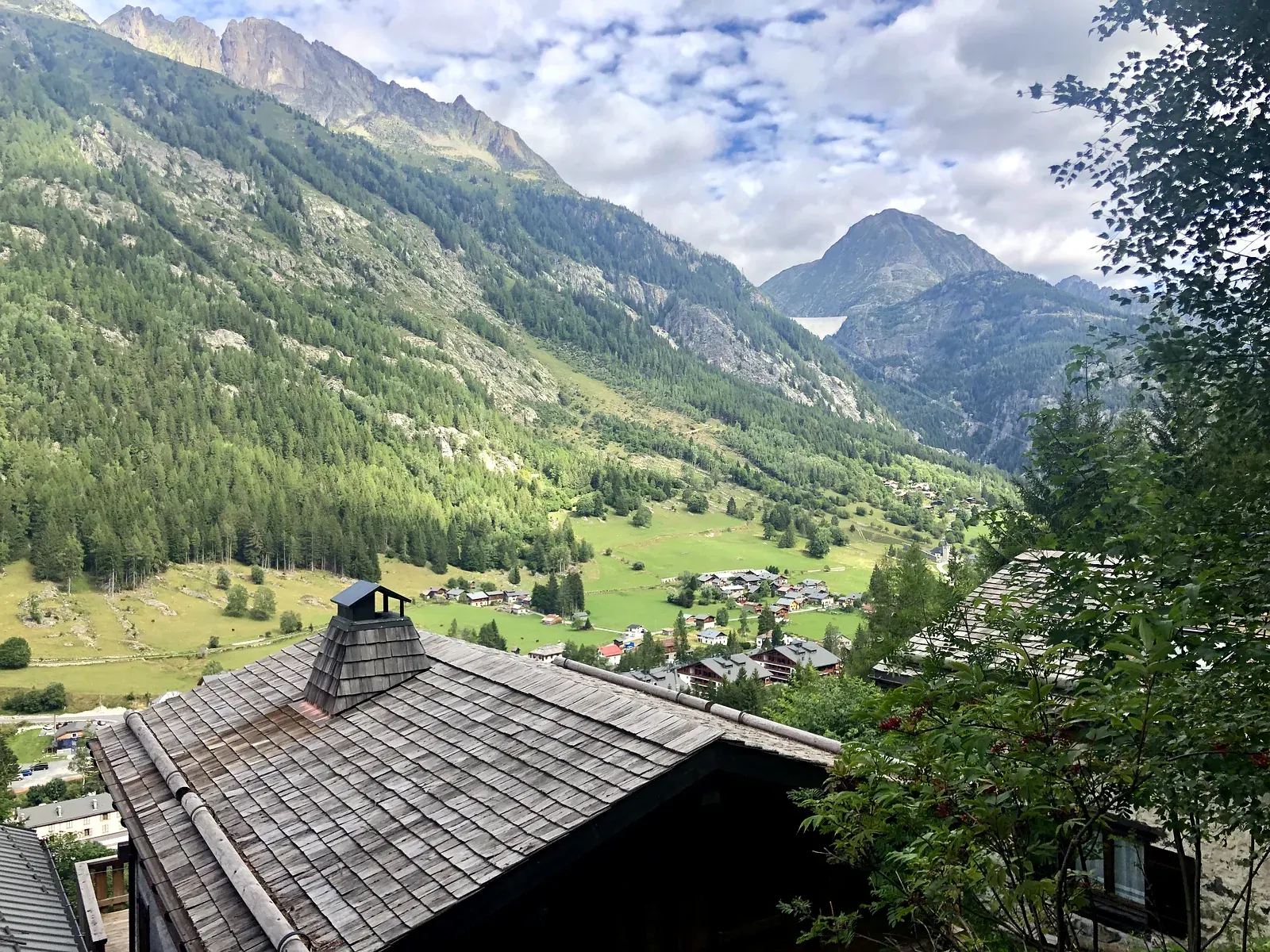 Panorama sur la vallée et le village de Vallorcine en été