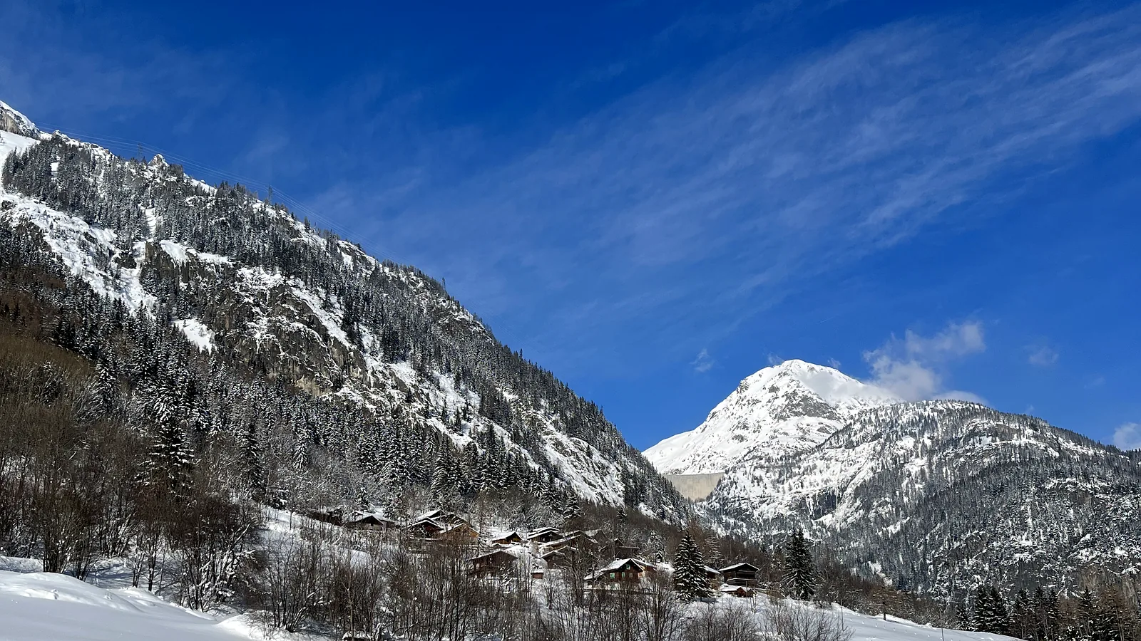 Neige poudreuse et ciel bleu dans la vallée de Vallorcine, à quelques kilomètres des Grands Montets (image d'illustration)
