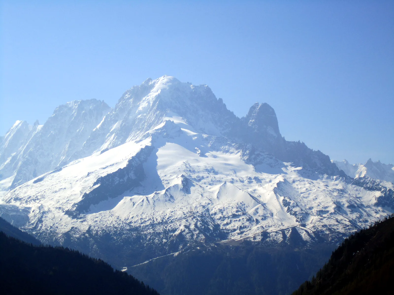 Panorama hivernal sur les sommets enneigés autour de Vallorcine