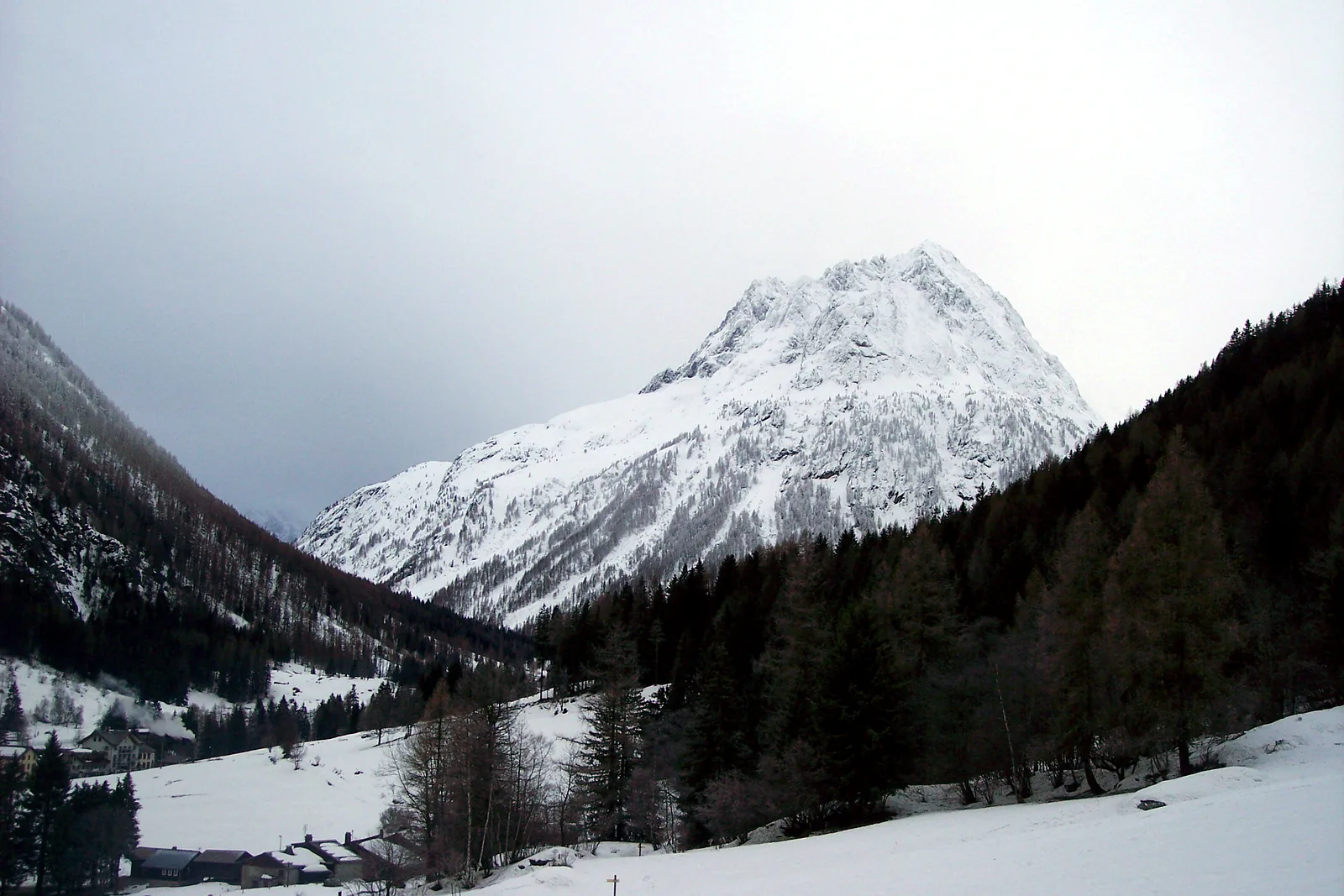 La vallée enneigée et les sommets au-dessus du Buet, en hiver