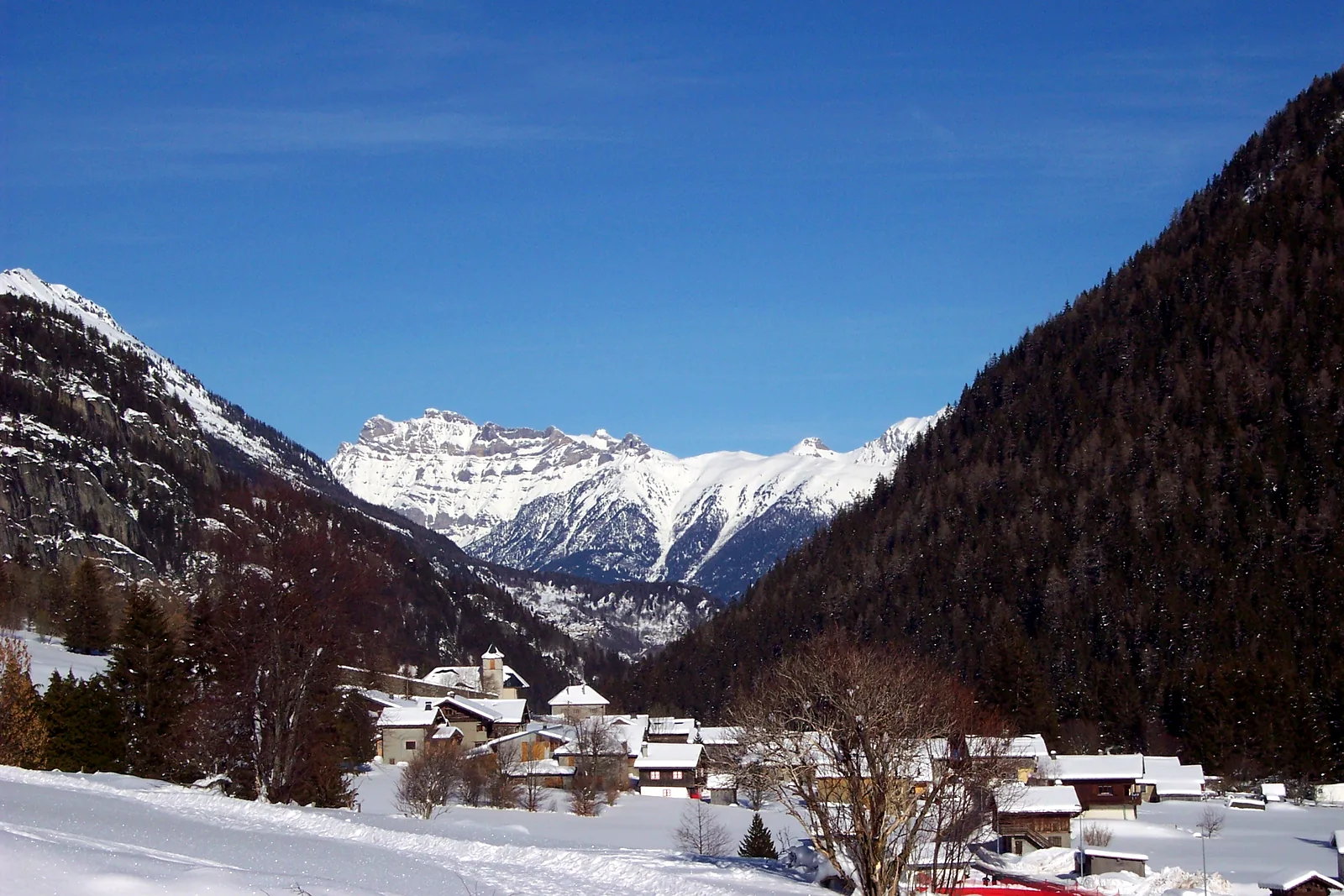 Le village de Vallorcine et sa vallée sous la neige