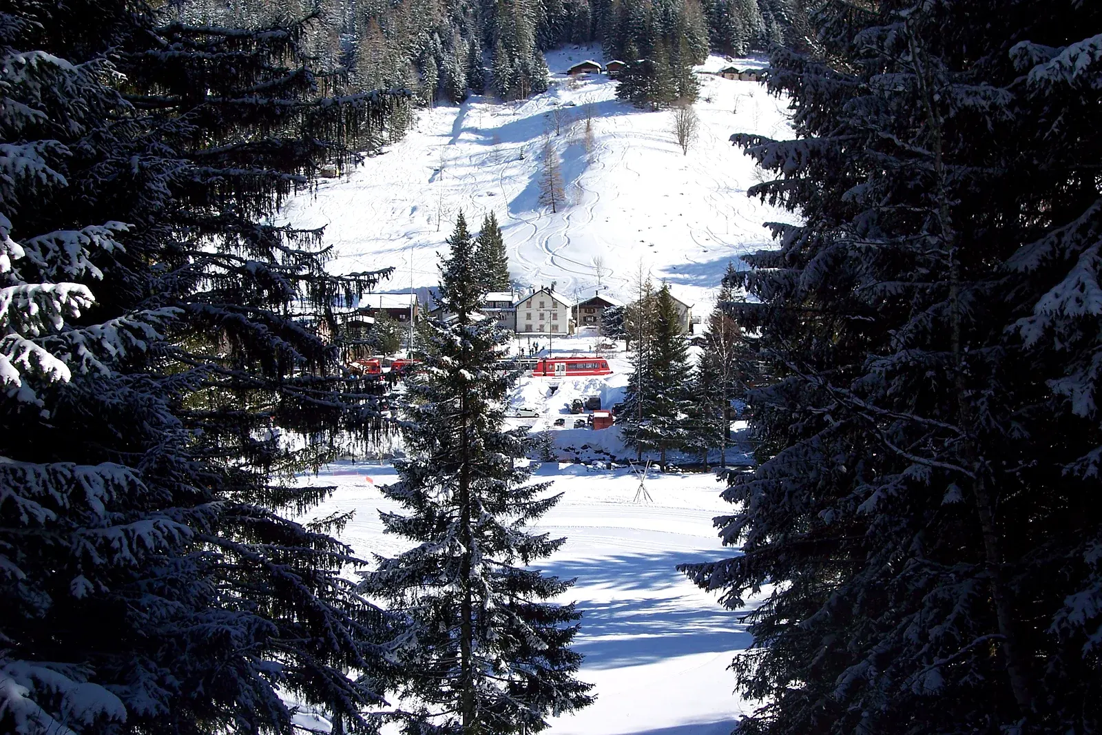 Le village de Vallorcine et la piste de ski enneigée en hiver