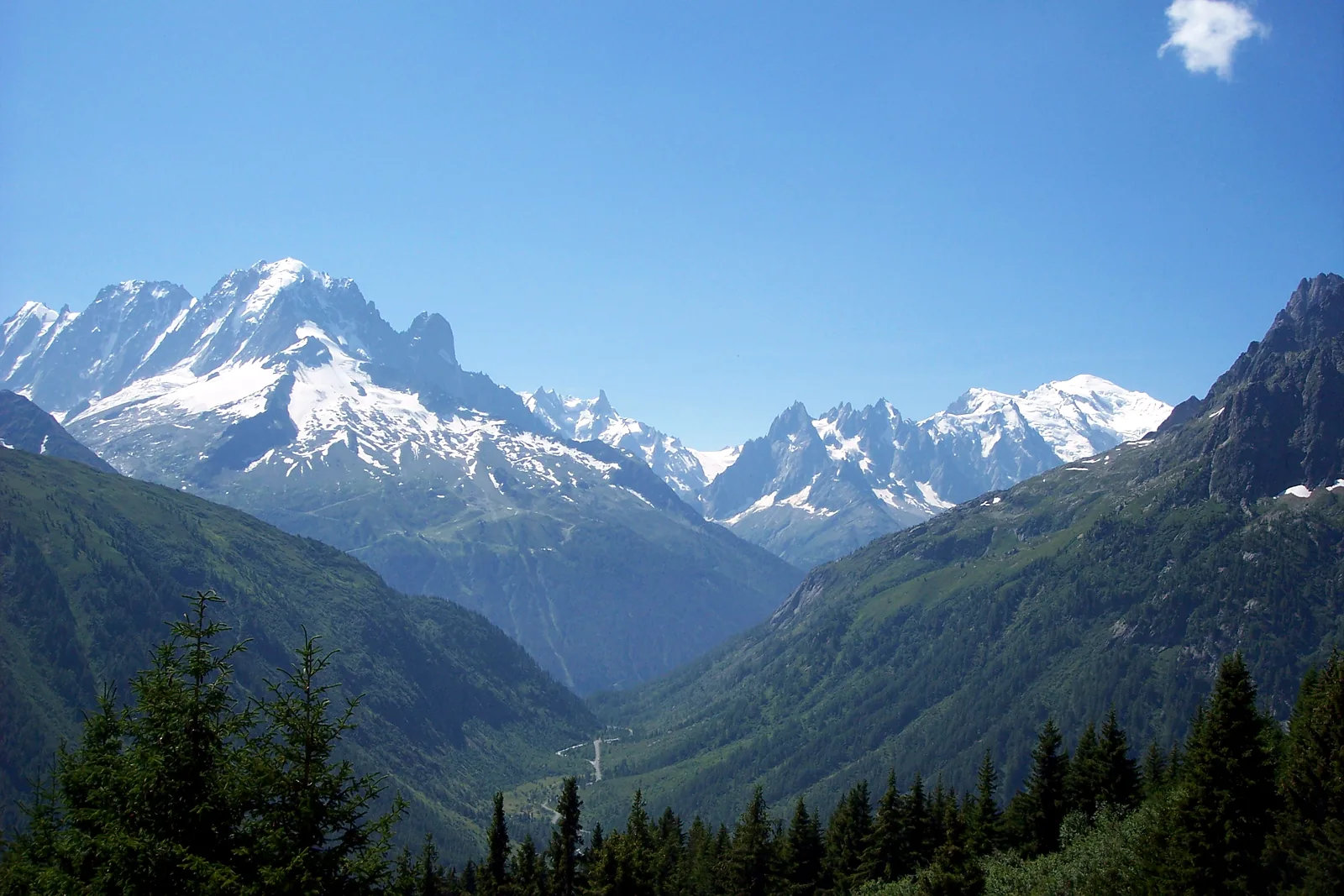 Vue depuis Vallorcine vers le massif du Mont-Blanc et l'Aiguille Verte